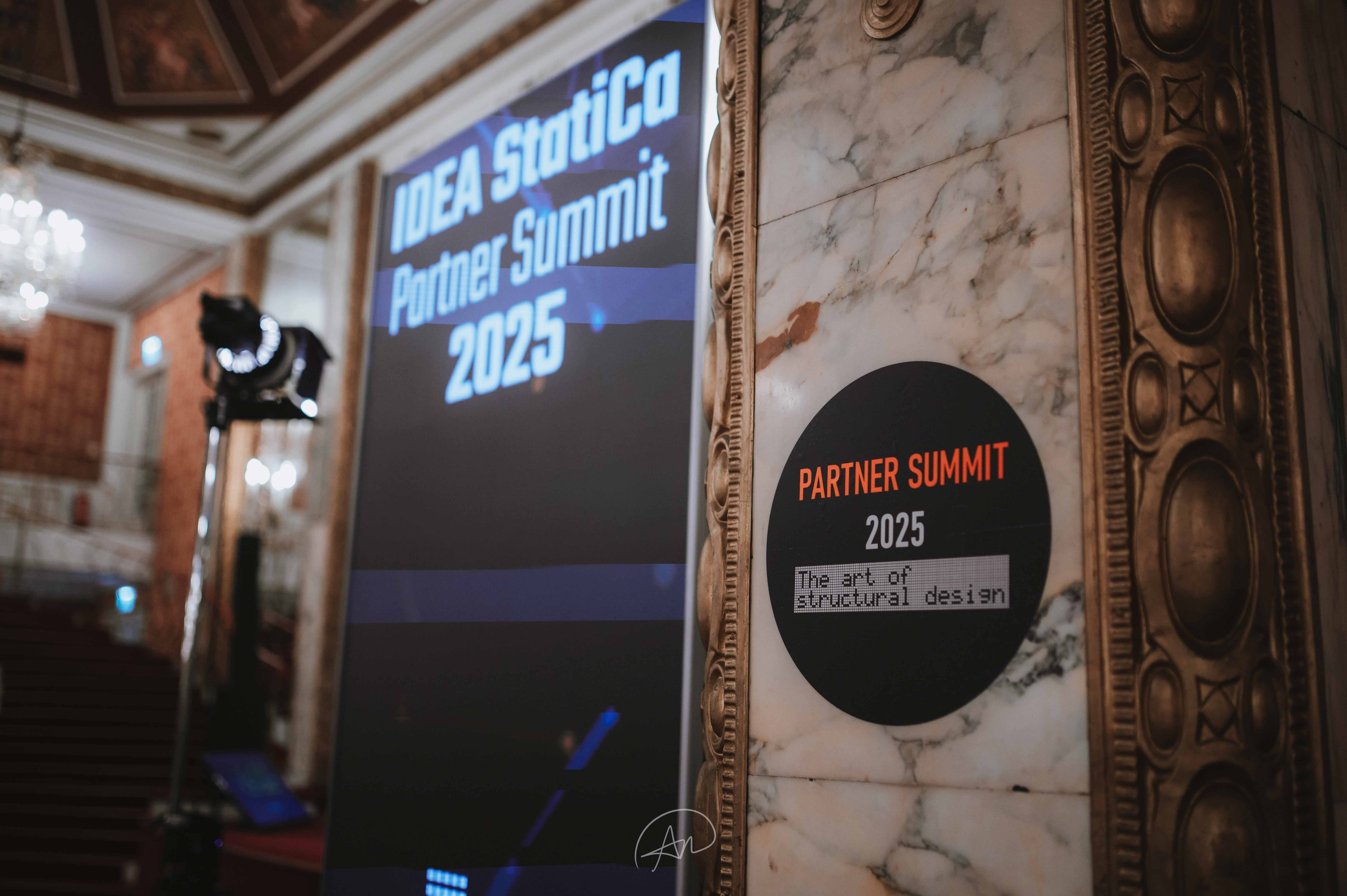 IDEA StatiCa Partner Summit 2025, skupinová fotografie v slavnostním sálu
