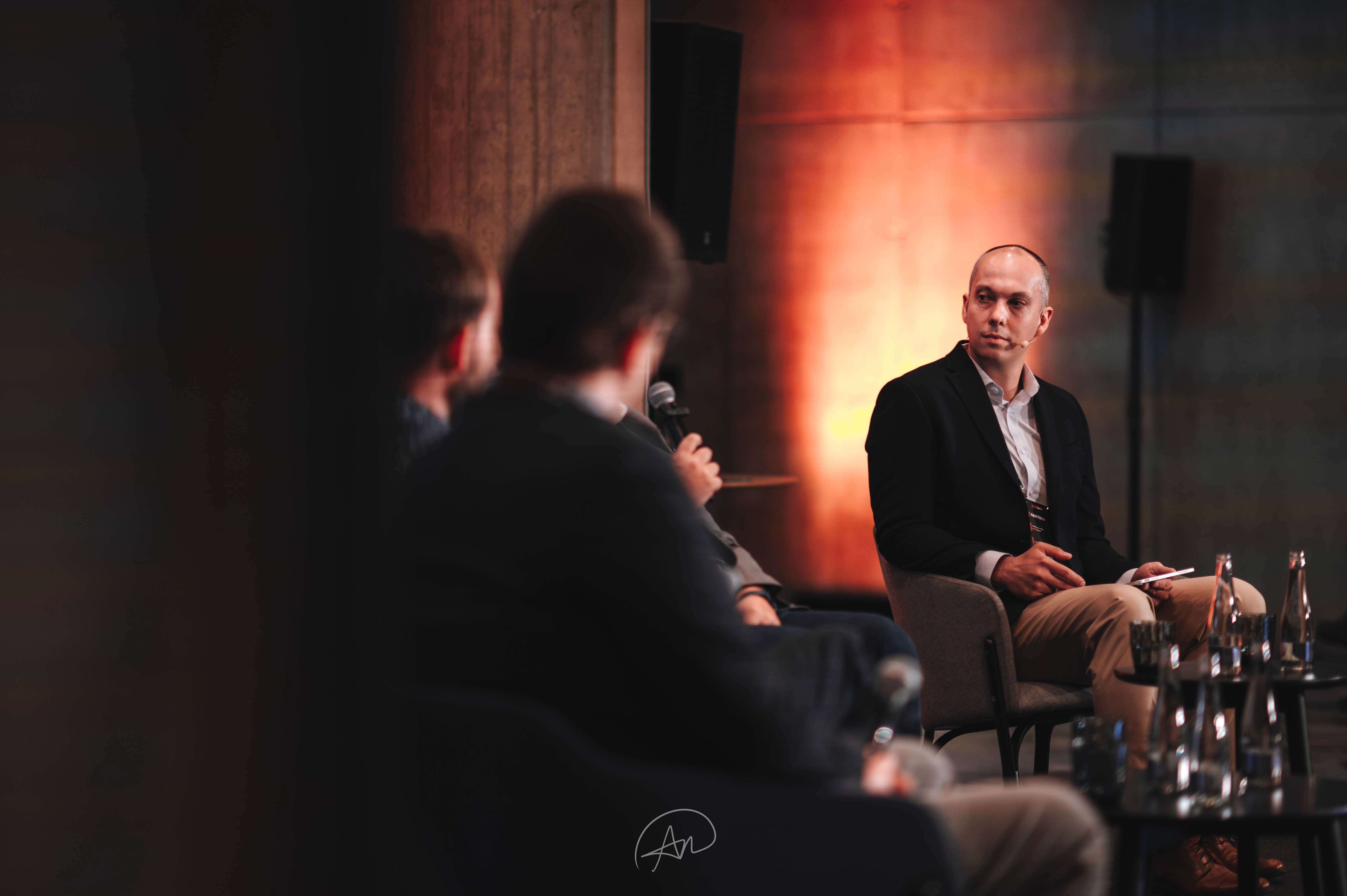 Řečník na pódiu, IDEA StatiCa konference 2026